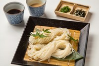1860年より受け継がれてる名店の手延べ稲庭うどん。
京都石野西京味噌を合わせた金胡麻ダレでお召し上がりください。