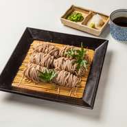 日本三大そばに数えられる「戸隠そば」。
香高いそばを古くから伝わる食べ方である、辛味大根と一緒にお召し上がりください。