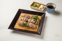 日本三大そばに数えられる「戸隠そば」。
香高いそばを古くから伝わる食べ方である、辛味大根と一緒にお召し上がりください。