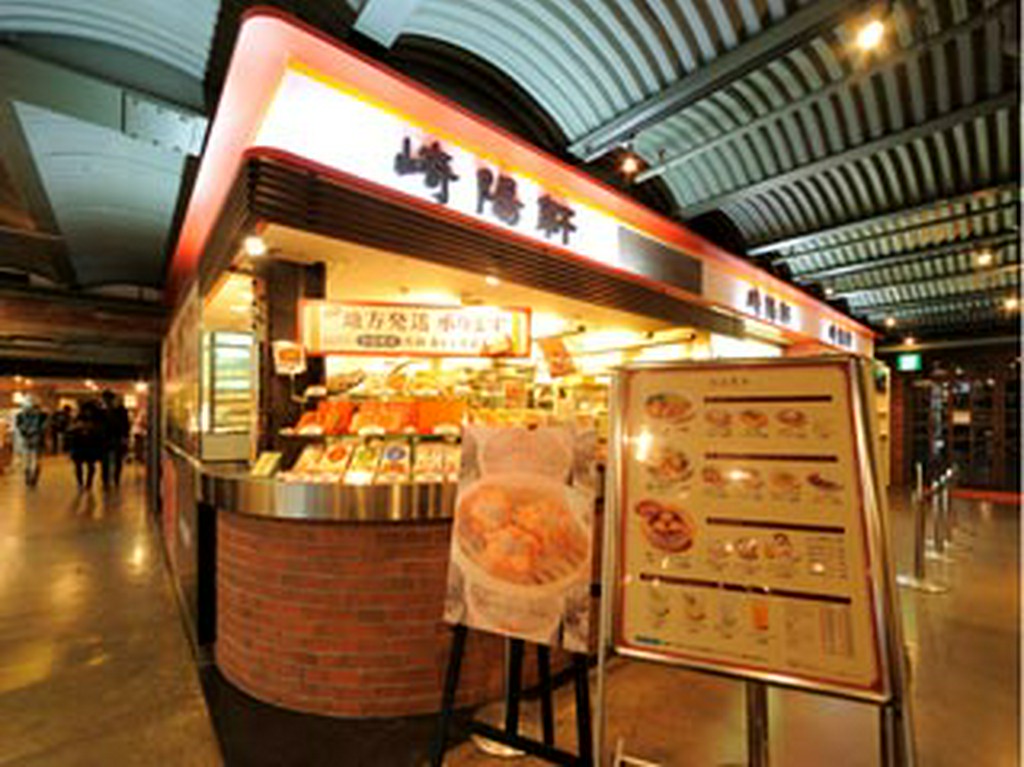 横浜赤レンガ倉庫、2号館1階のピクニックコート内にあります。