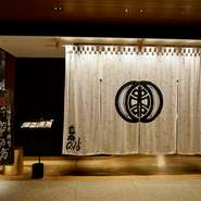 特製のパン粉と油で揚げる串カツ。臨場感あるカウンター席で戴く高級串カツは、会食やデートにも最適です。