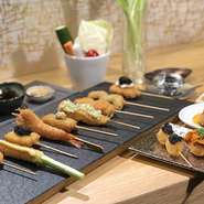 四季折々の串カツ約40種の中から、次々と揚げたてをご提供いたします。伝統的な串カツの味わいを、心ゆくまでご堪能ください。
*お召し上がりいただいた串の本数や種類により、ご会計金額は異なります。