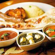 ランチやディナーで多彩なコースをご用意しております。各種カレーの組み合わせをお楽しみください。