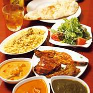 アラカルトも豊富。本場インド料理をはじめ、創作料理やタンドールで焼き上げたメニューも好評です。