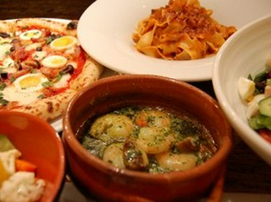 パスタやピッツア、20種類に及ぶ500均一の手作りタパスをご用意