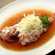 時期の鮮魚を堪能する広東料理を代表するメニュー。高温油で仕上げた葱が万能の薬味です。