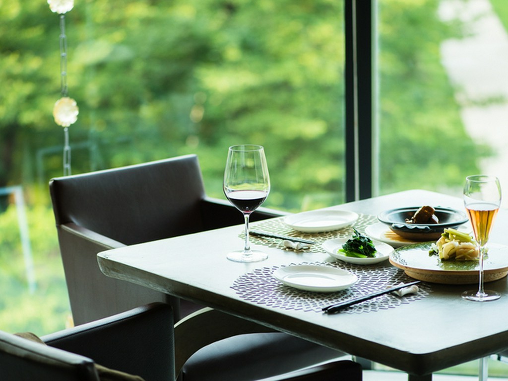 緑の拝啓とワイン　心地よい空間の店内