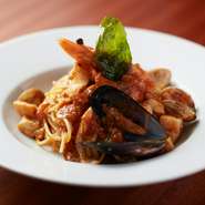 イタリア各地のお料理を幅広くラインナップ。選りすぐった旬の素材を活かし、ダイレクトに美味しさを伝えるメニューの数々。イタリア料理がもつ豊かな魅力をあらためて実感していただけるはずです。