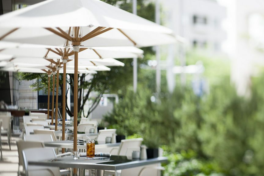 新緑と四季折々の自然とともにお食事を