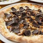 ヨーロッパ産の黒トリュフを丸ごと1個削る贅沢なピッツァをご用意いたします。旬を迎える4種類のきのことモチモチの歯ごたえが特徴の自家製生地とともにご堪能ください。


