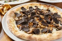 ヨーロッパ産の黒トリュフを丸ごと1個削る贅沢なピッツァをご用意いたします。旬を迎える4種類のきのことモチモチの歯ごたえが特徴の自家製生地とともにご堪能ください。

