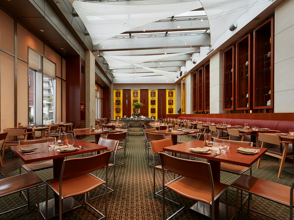 大きな窓から自然光が降り注ぐ明るく心地よい空間