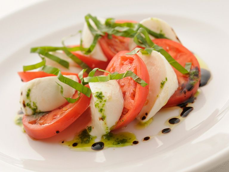 フルーツトマトと水牛モッツァレラチーズのカプレーゼ