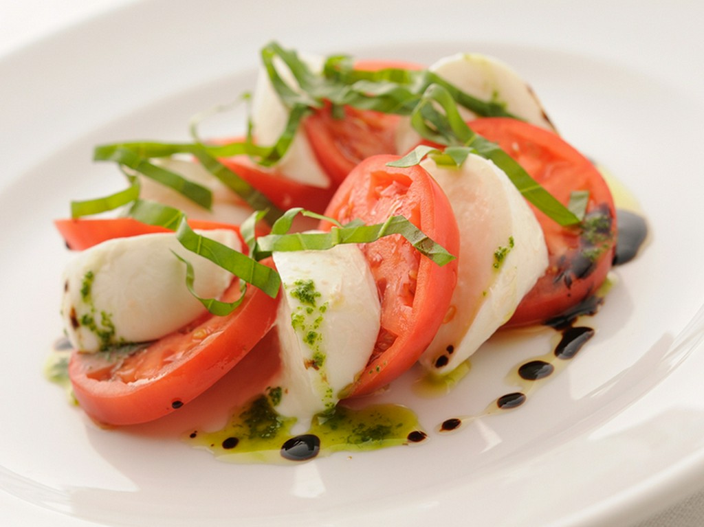 フルーツトマトと水牛モッツァレラチーズのカプレーゼ