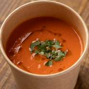フレッシュトマトをふんだんにつかい、トマト本来の酸味に加えてじっくりと炒めた玉ねぎやポワローの甘みも感じられる、濃厚な味わいのスープです。