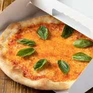イタリア産トマトをつかった自家製トマトソースとモッツアレラチーズを自家製生地で焼き上げた定番のピザ。シンプルな味わいながら、ピザメニューの中で一番人気のピザです。