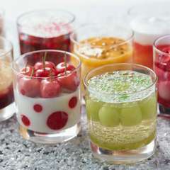 ガラスに入った色鮮やかなサマーベリーヌ