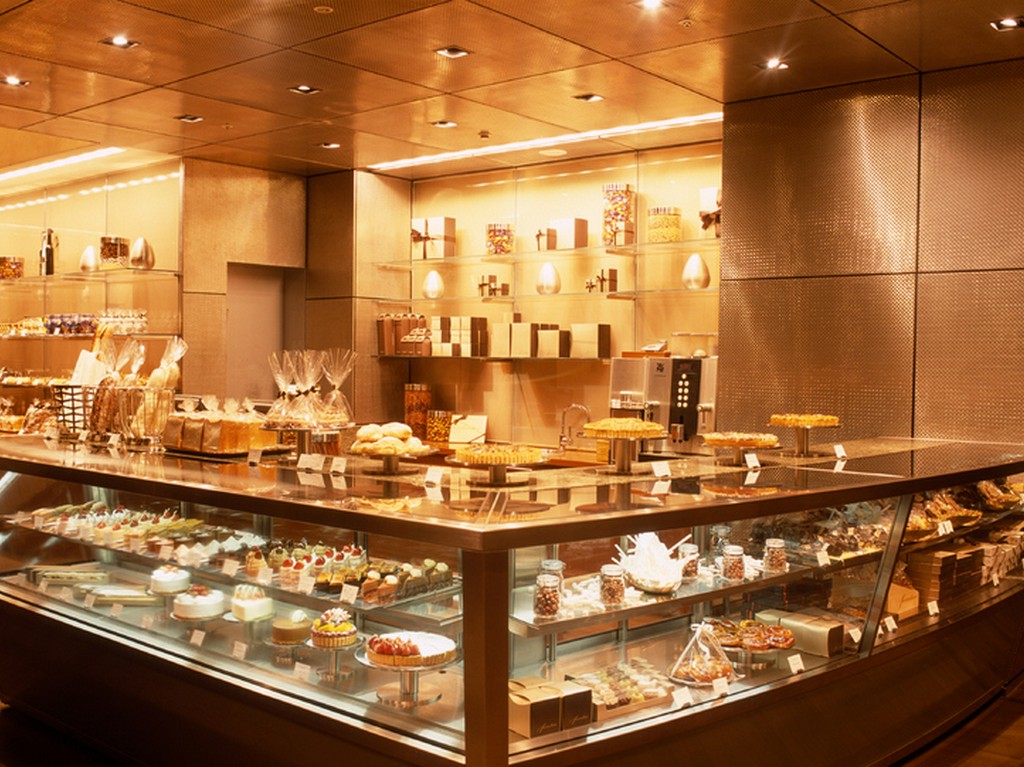 ショーケースを彩るオリジナルのパンやスイーツ