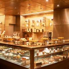 ショーケースを彩るオリジナルのパンやスイーツ