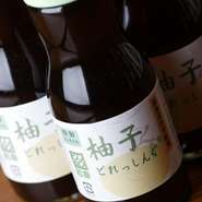 徳島産のゆずを使用、お持ち帰りのビン入りドレッシングも販売しております。キャベツによく合います！
