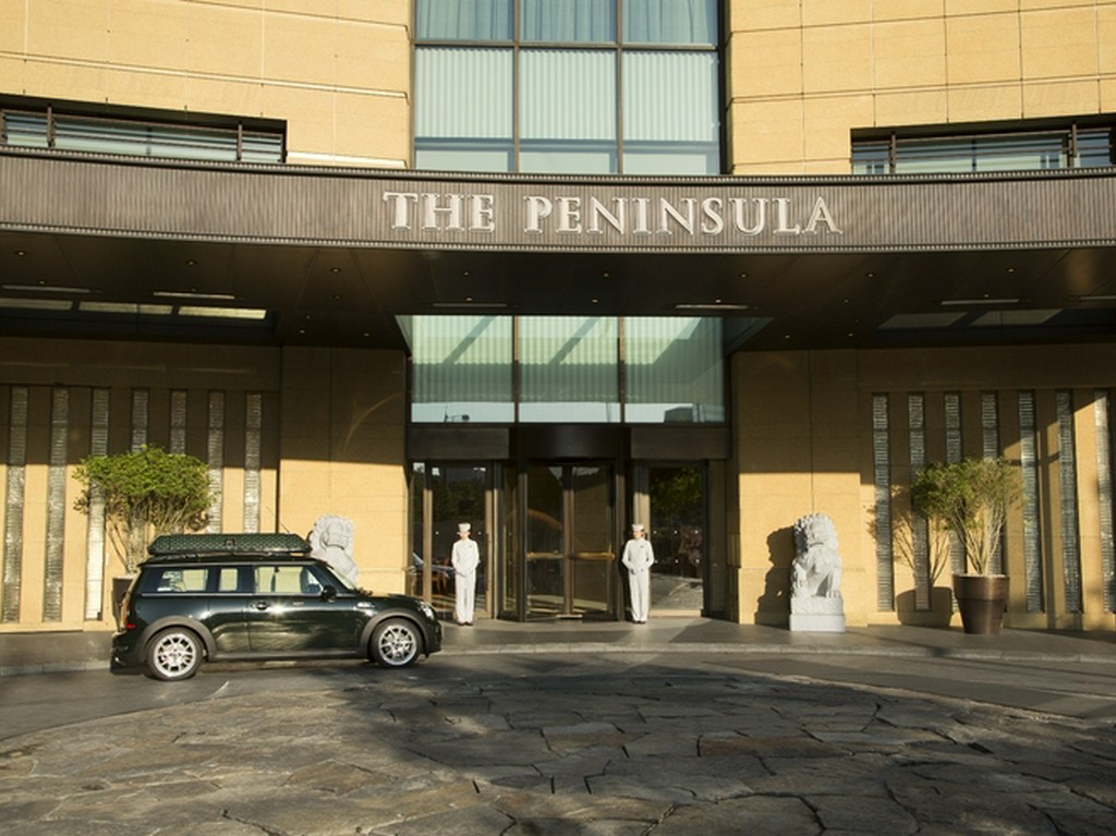 扉の向こうに「ザ・ロビー」がお迎えいたします