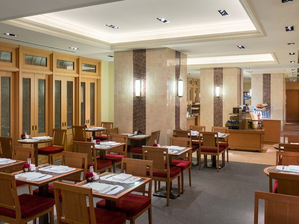 ブティックに併設したカフェでホテルの味とサービスを