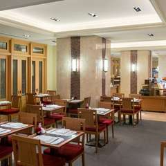 ブティックに併設したカフェでホテルの味とサービスを