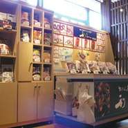 適度な賑わいと、ゆったりとした席の作りが、居心地の良い空間を演出しています。