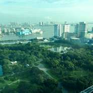 コンラッド東京の28階にある『バー＆ラウンジ　トゥエンティエイト』。開放感あふれる大きな窓からは見晴らしの良い景色が眺められ、心地よい時間がお過ごしいただけます。