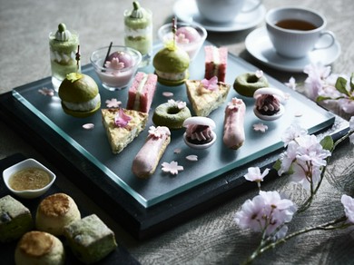 お皿の上でのお花見は、浜離宮の桜を見渡す特等席で