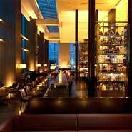 ミュージックのライブ演奏がお楽しみいただけます。ワインやカクテルを飲みながら、洗練されたひとときをお過ごしください。