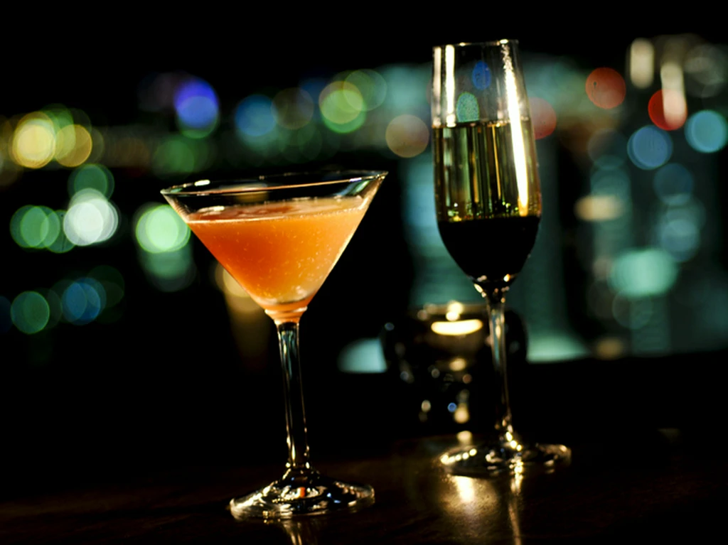 夕刻からのバータイム。デートにぜひどうぞ。