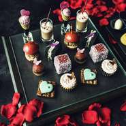 スコーンをはじめ、サンドウィッチ、デザート各種は、見た目も美しく優雅。心地良いティータイムをどうぞ。