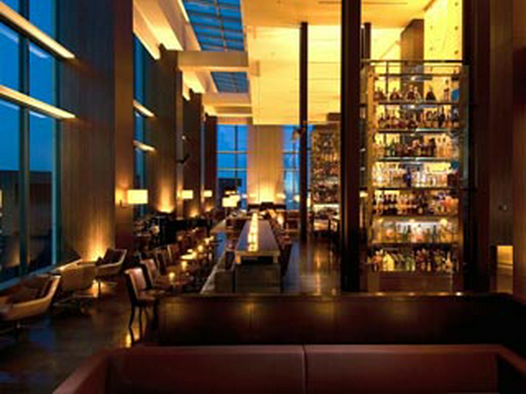 夜はスタイリッシュなバーへ