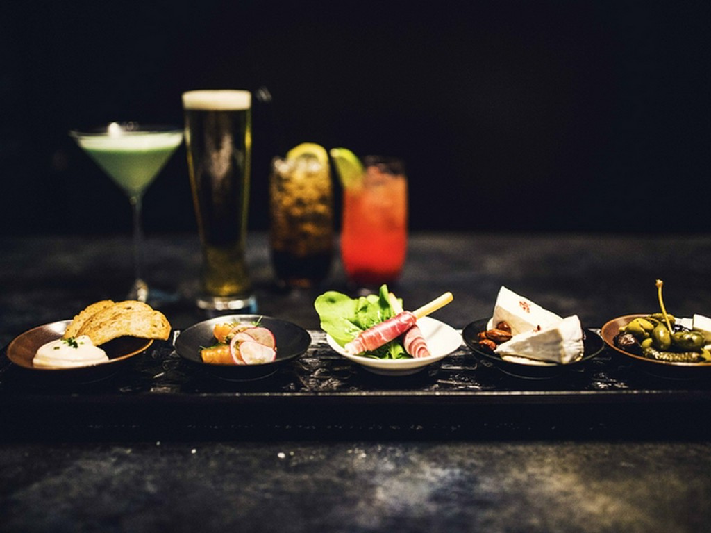 タパスセレクションと楽しむフリーフローも