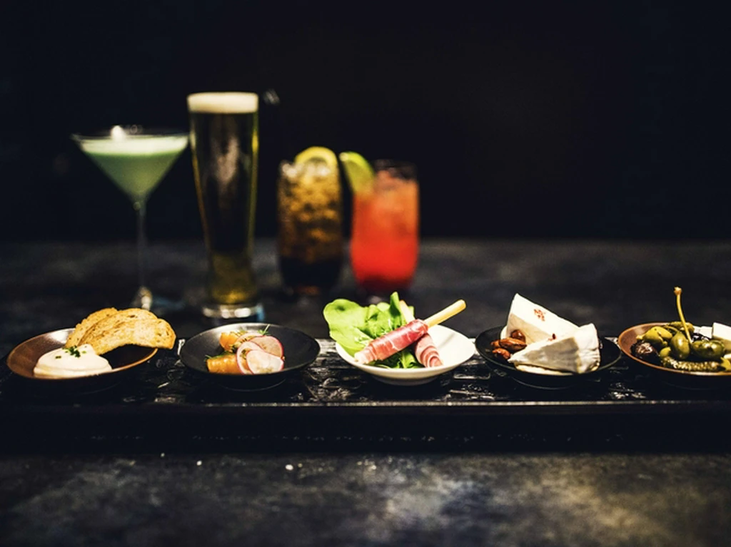 タパスセレクションと楽しむフリーフローも