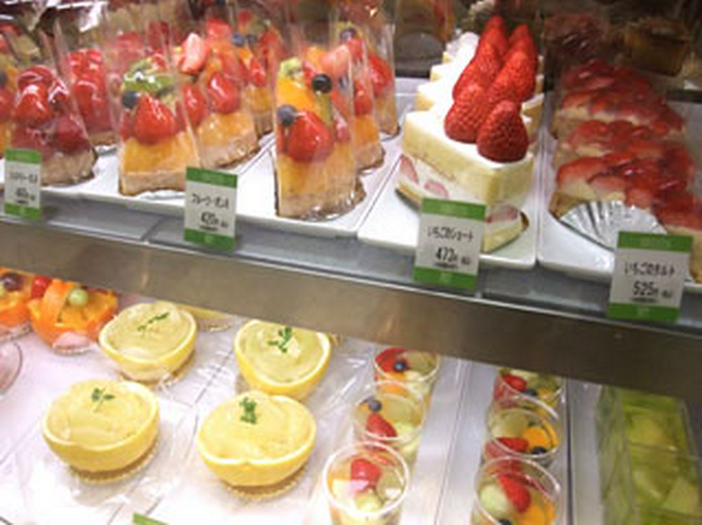 老舗果物専門店ならではの新鮮素材。極上スイーツをどうぞ。