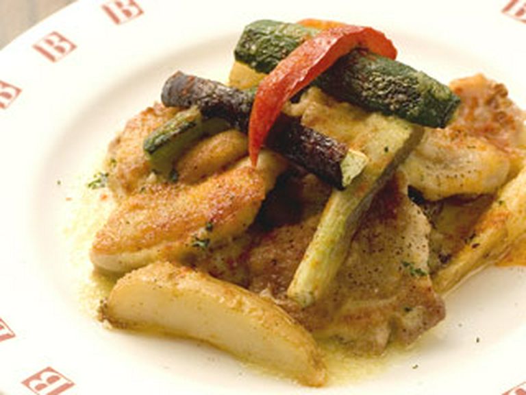 若鶏と農家からの新鮮な野菜のグリル