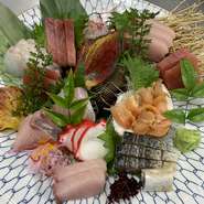 新鮮な食材はもとより、季節限定の逸品料理、また、釣りたての魚を味わえるスポットメニューなど、お客様にご満足していただけるお料理をご用意いたしております。