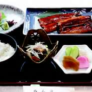愛知県三河産の極上鰻をご堪能できます。
鰻ざく、お刺身、蒲焼き又はうな重、肝吸い、香の物
うな重4500円、うな丼2500円