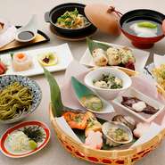 四季折々のお料理が大切なお時間をおもてなしいたします。
天濱オリジナルの逸品を是非ご賞味ください。