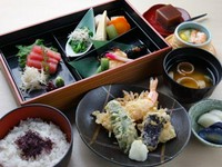 刺身、天ぷら、煮物、焼物など、旬のおいしさを凝縮したランチ限定のお弁当です。