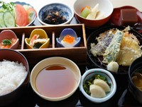 旬の野菜を盛り沢山に使用し、ヘルシーに仕上げた料理は、女性に人気です。