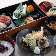 刺身、天ぷら、焼物、煮物、和え物、茶碗蒸し、御飯、味噌椀、香の物、自家製甘味