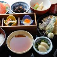 野菜天ぷら、サラダ、煮者、季節の惣菜3品、御飯、味噌椀、香の物、自家製甘味