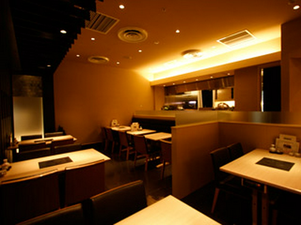 天然木のテーブルは清涼感溢れ、落ち着いた雰囲気を醸し出す。