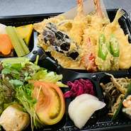 旬の味覚を凝縮したお弁当です。
荷物、焼魚、天ぷら、和え物、口代わりなどなど
事前予約も承っています。