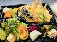 旬の味覚を凝縮したお弁当です。
荷物、焼魚、天ぷら、和え物、口代わりなどなど
事前予約も承っています。