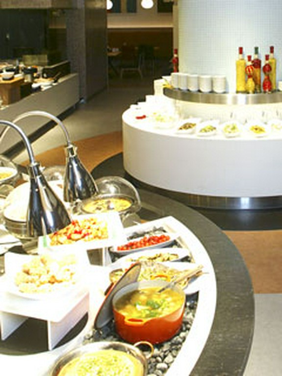 60種類以上のお料理が並ぶ、総合ブッフェレストラン