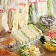 具がたくさん詰まった手作りサンドイッチ♪種類も40種以上あり、値段も180円からととってもお得です!!

